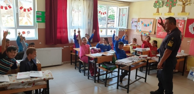 Şuhut Jandarmasından Öğrencilere Miniklere Trafik Eğitimi