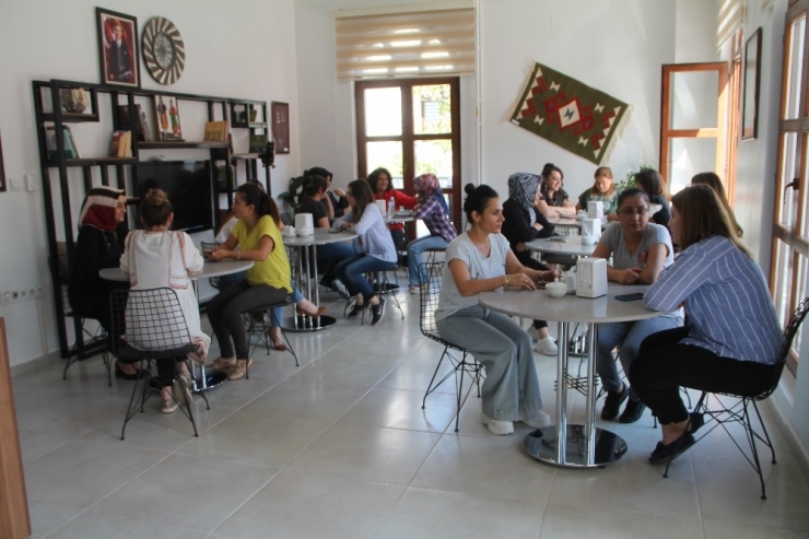 Bu Kıraathaneye Sadece Kadınlar Girebiliyor