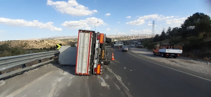 Beton Kirişleri Taşıyan Tır Devrildi, Sürücü Yaralandı