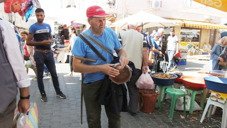 Görme Engelli Aşık Mustafa, Şehir Şehir Dolaşıp Darbukasıyla 31 Yıldır Ekmeğinin Peşinde Dolaşıyor