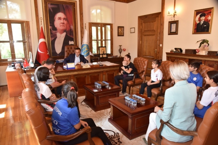 Başkan Şahin Kuşak Güreşi Sporcularını Ağırlayarak Ödüllendirdi