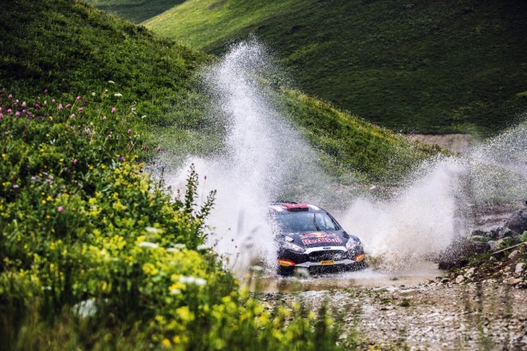 Dünyanın En Tehlikeli Yollarından Biri Olan D915’teki Meydan Okuma Nefes Kesti