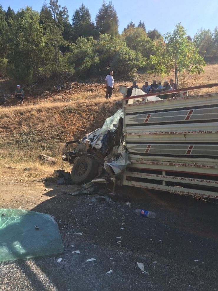 Bursa’da Kamyon İle Kamyonet Çarpıştı: 1 Ölü