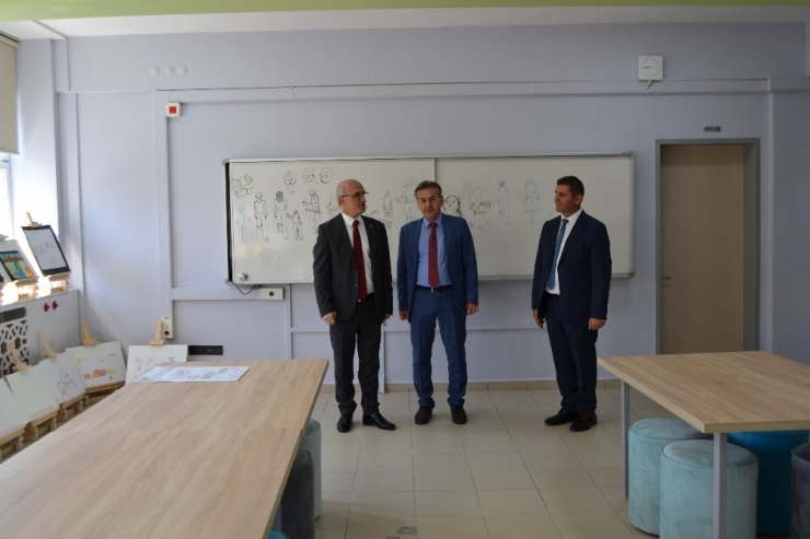 Beceri Ve Tasarım Atölyelerini İnceledi