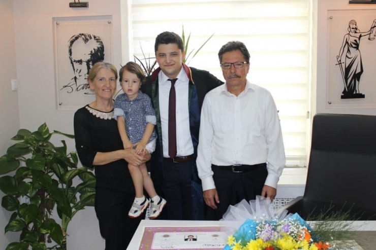 Genç Avukat Ruhsatnamesini Baro Başkanı Aynur’un Elinden Aldı