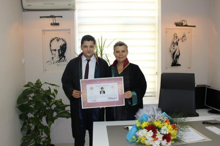 Genç Avukat Ruhsatnamesini Baro Başkanı Aynur’un Elinden Aldı