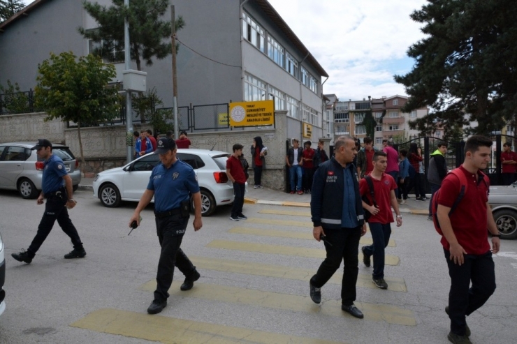 81 İlde Eş Zamanlı Okul Çevrelerine Ve Servis Araçlarına Sıkı Denetim