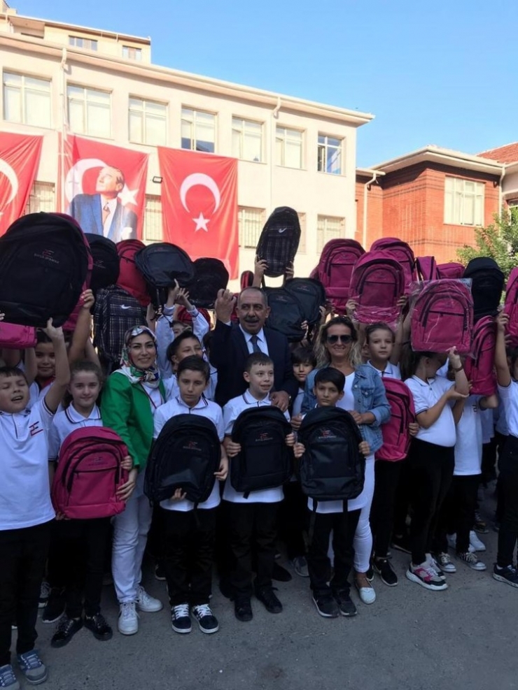 Hayırsever Veli 290 Öğrenciye Çanta Hediye Etti