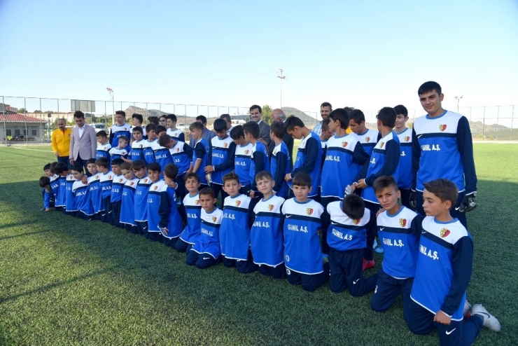 İlkay Gündoğan’dan, Dursunbey Belediyespor’a Destek