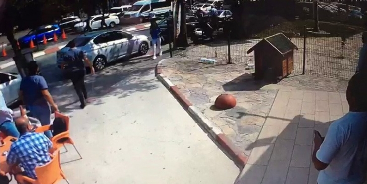 Polis Saldırganı Silahla Ayağından Vurup Yakaladı