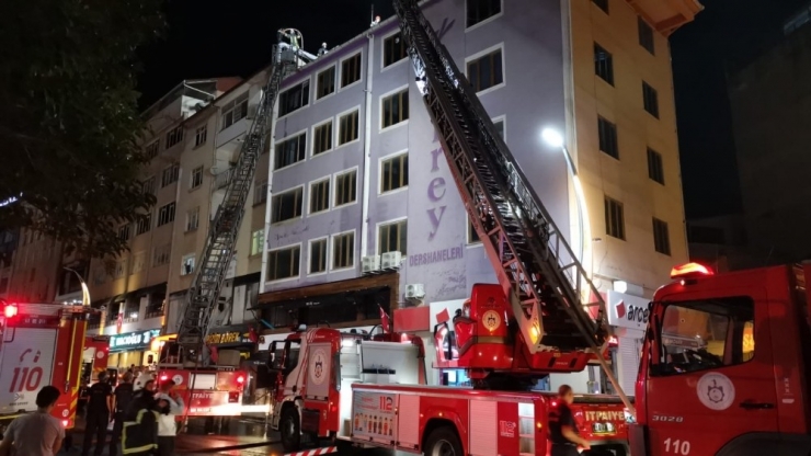 Kocaeli’de Çıkan Baca Yangını İtfaiyeyi Seferber Etti