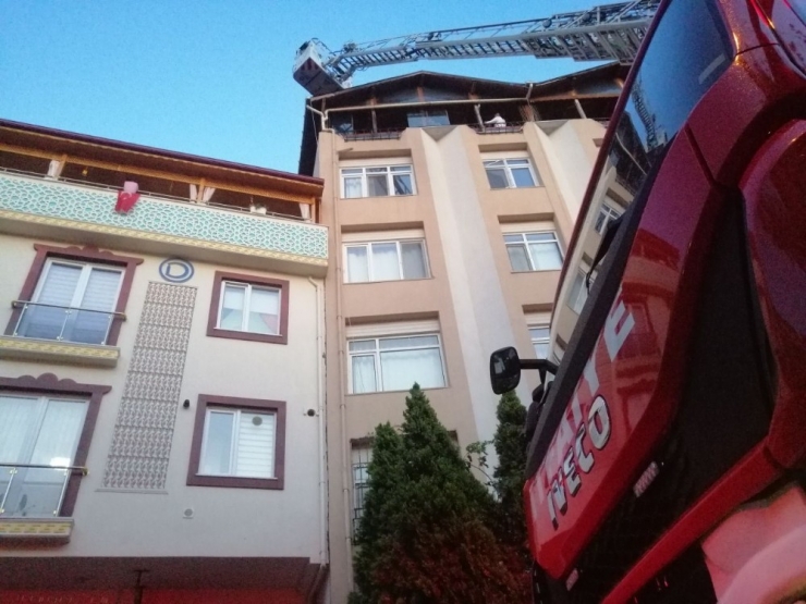 İzolasyon Çalışması Yapılan Binanın Çatısında Çıkan Yangın Korkuttu