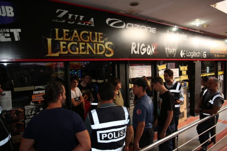 Kocaeli’de Okul Önü Ve Çevresinde Yapılan Uygulamada Aranan 9 Kişi Yakalandı