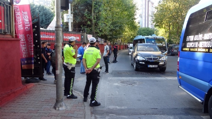 İstanbul’da Okul Önleri Ve Parklarda Polisten Sıkı Denetim