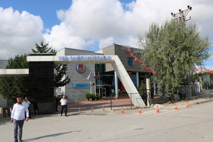 Okulun Bahçe Demir Kapısı Küçük Öğrencinin Üzerine Düştü