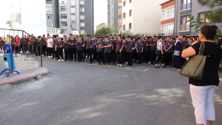 Sancaktepe’de Okulda Yangın Paniği