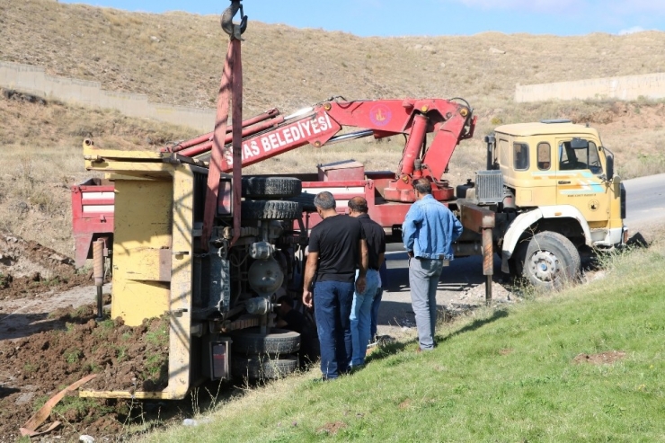 Toprak Yüklü Kamyon Yan Yattı: 1 Yaralı