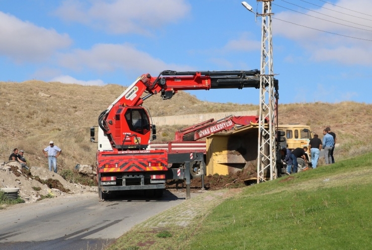 Toprak Yüklü Kamyon Yan Yattı: 1 Yaralı