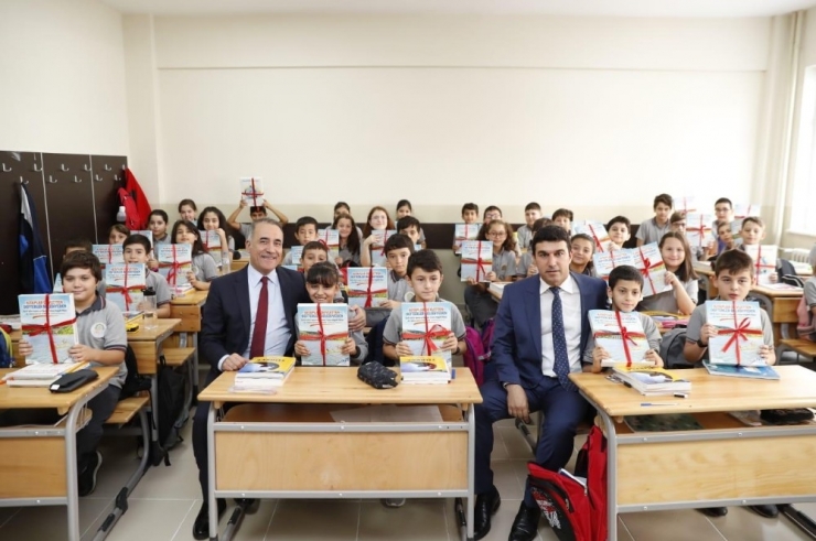 Sultangazi Belediyesi’nden 110 Bin Öğrenciye 600 Bin Defter