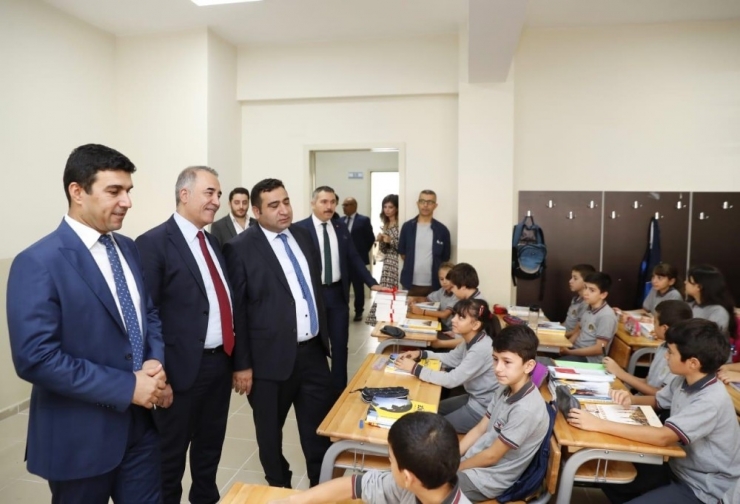 Sultangazi Belediyesi’nden 110 Bin Öğrenciye 600 Bin Defter