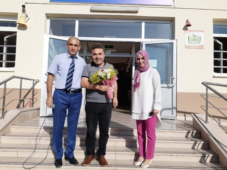 Tedaviden Dönen Öğretmenlerini Konfeti Patlatarak Karşıladılar