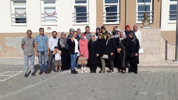 Tedaviden Dönen Öğretmenlerini Konfeti Patlatarak Karşıladılar