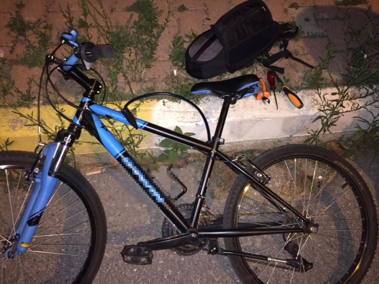 Ataşehir’de Bisiklet Hırsızı Bekçiler Tarafından Yakalandı