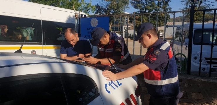 Jandarmadan Okul Çevresinde Sıkı Denetim... 9 Bin 873 Kişi Ve 4 Bin 596 Araç Denetlendi