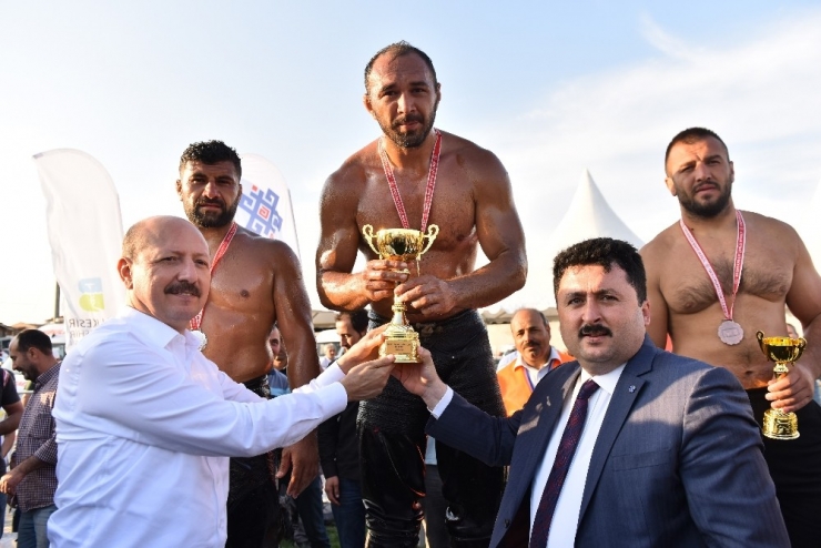 Altıeylül Güreşlerinde Ali Gürbüz Başpehlivan Oldu