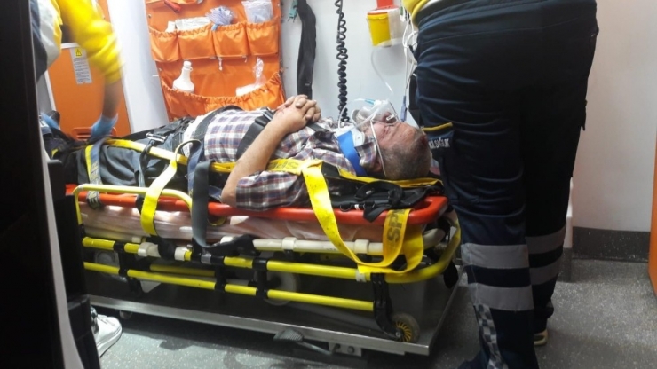 Otomobil Bariyerlere Çarptı, İmdatlarına İtfaiye Yetişti