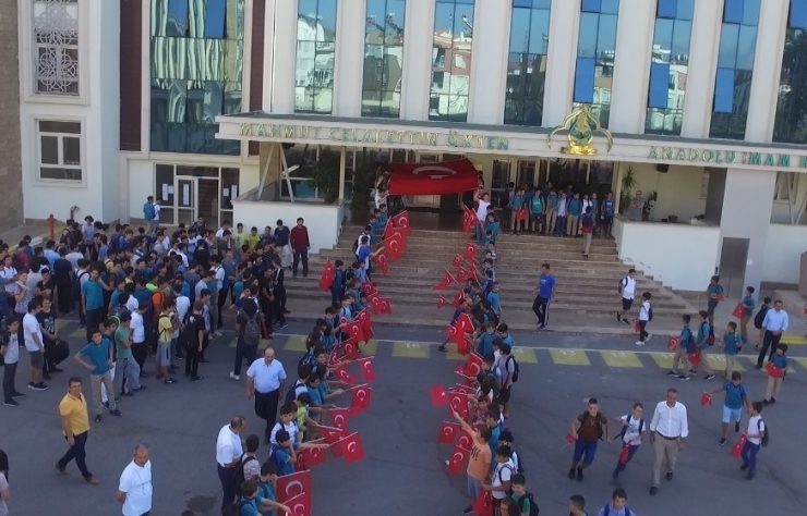 Simit Yağmuruyla Değil Türk Bayrağının Gölgesinde Okula Başladılar
