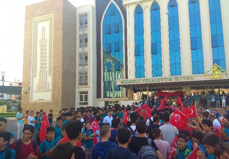 Simit Yağmuruyla Değil Türk Bayrağının Gölgesinde Okula Başladılar