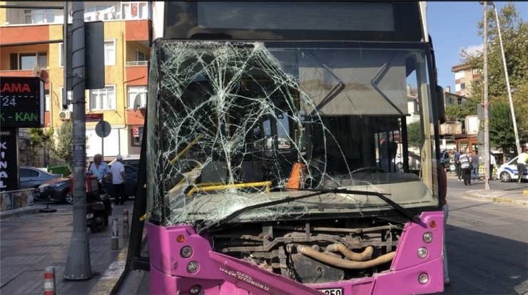 Avcılar’da İett Otobüsü Park Halindeki 4 Araca Çarptı: 7 Yaralı