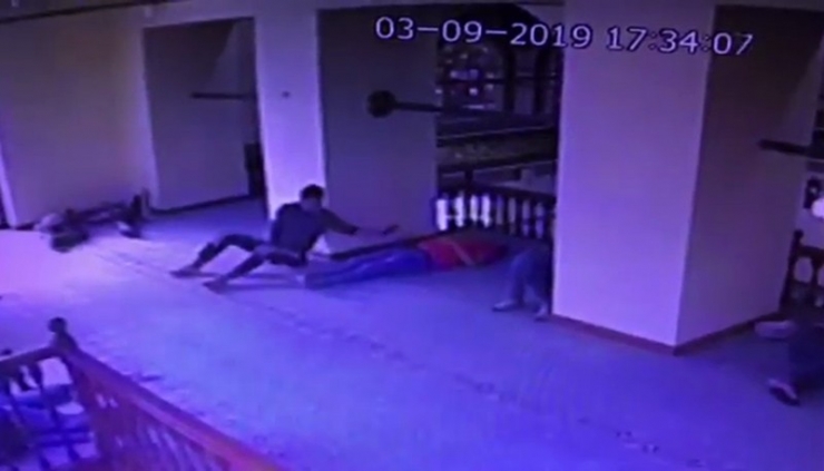 Hırsız, Camide Uyuyan Vatandaşı Kendisine Hedef Seçti