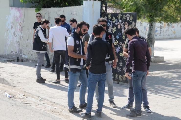 Cizre Polisi Okul Çevrelerinde Uyuşturucu Satıcılarına Göz Açtırmıyor