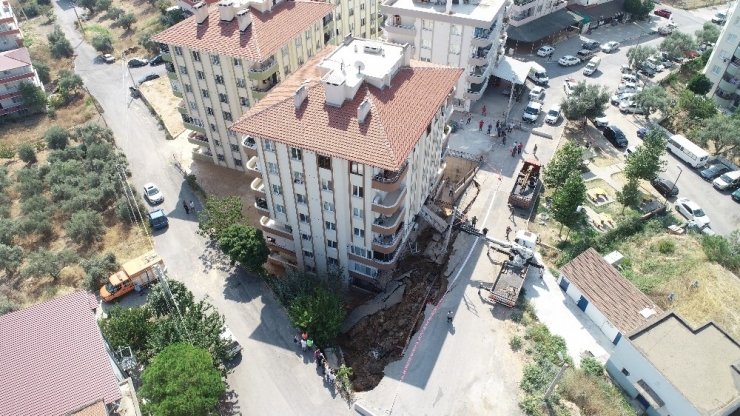 İstinat Duvarı Çöktü, 28 Aile Evinden Oldu