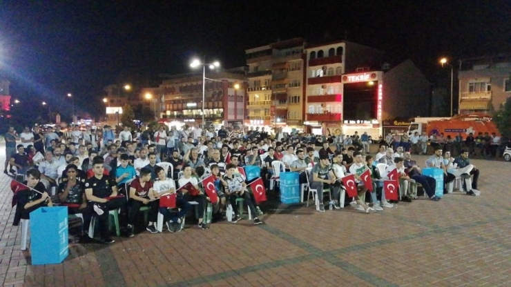 Dev Ekranda Maç Keyfini Yaşadılar