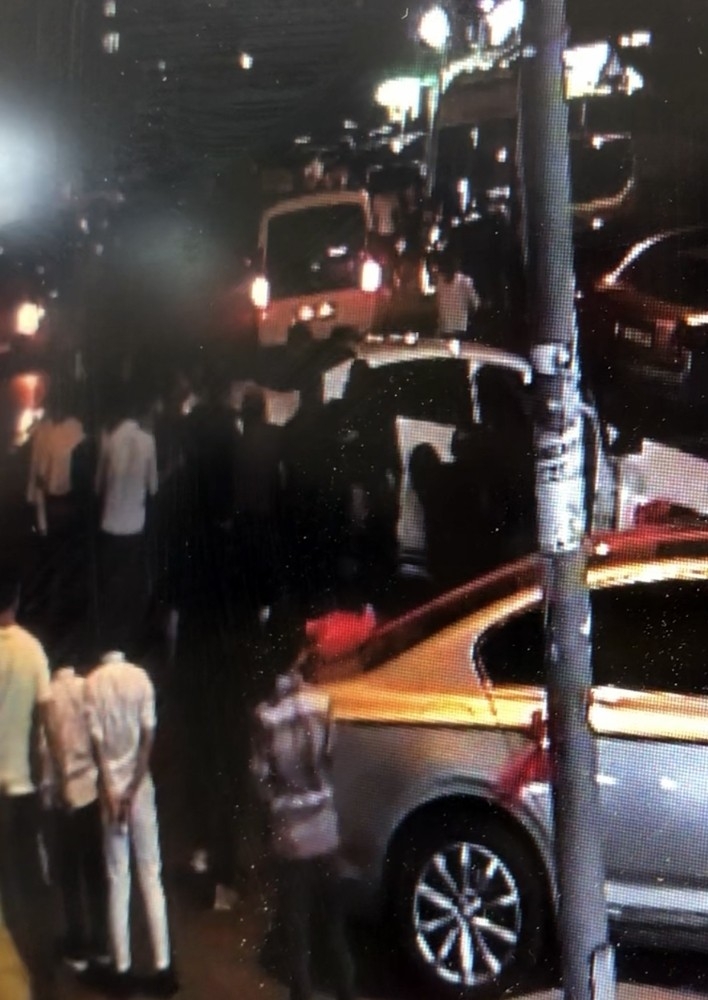 Küçük Kız Aracın Altında Kaldı, Vatandaşlar Aracı Elleriyle Kaldırdı