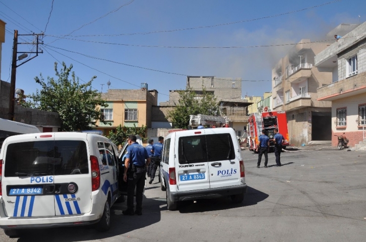 Eşyaları Balkondan Atıp Evi Ateşe Verdi
