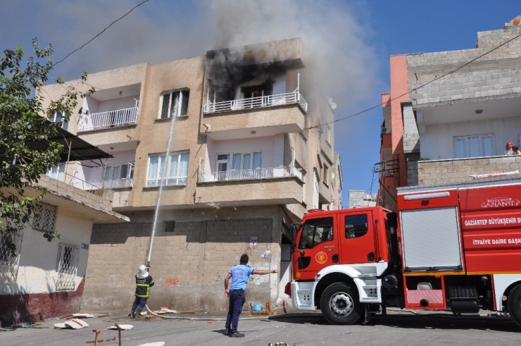 Eşyaları Balkondan Atıp Evi Ateşe Verdi