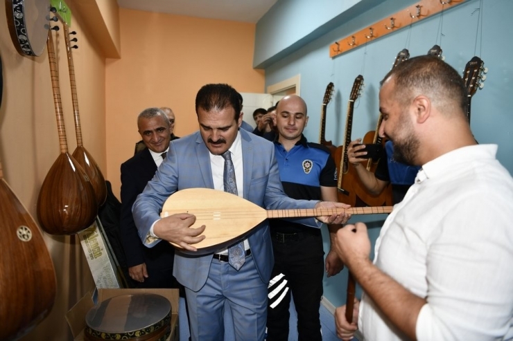 Vali Akbıyık, Öğrencilere Kitap Hediye Etti