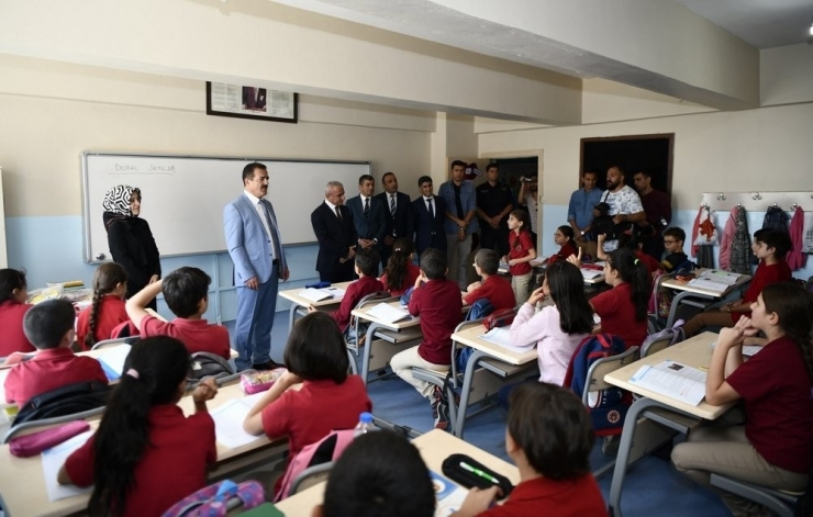 Vali Akbıyık, Öğrencilere Kitap Hediye Etti