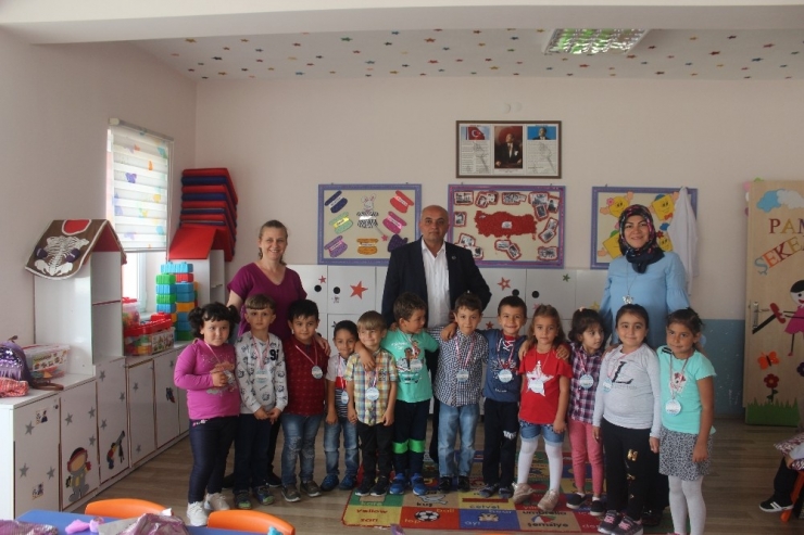 Okulla Yeni Tanışan Öğrencilere Hediye