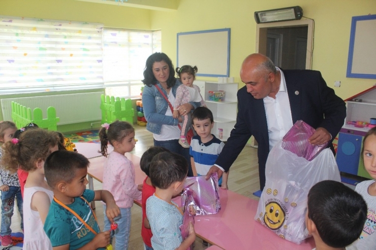 Okulla Yeni Tanışan Öğrencilere Hediye