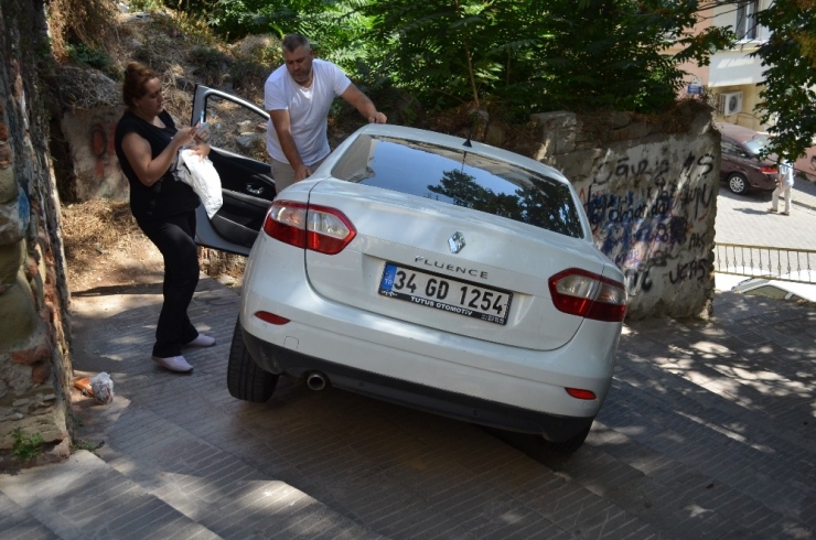 Yol Sandığı Merdivenlerden Uçtu, Saatlerce Aracın Üzerinde Bekledi