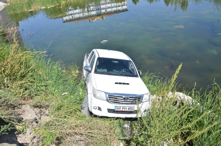 El Freni Çekilmeyen Kamyonet İnşaat Çukurundaki Göle Düştü