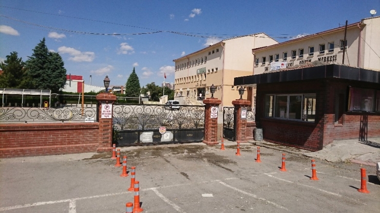 Mesleki Eğitim Merkezi Öğrencilerinin Yan Bakma Kavgası Kanlı Bitti: 1 Ağır Yaralı