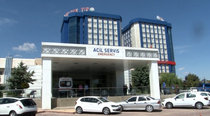 Mesleki Eğitim Merkezi Öğrencilerinin Yan Bakma Kavgası Kanlı Bitti: 1 Ağır Yaralı