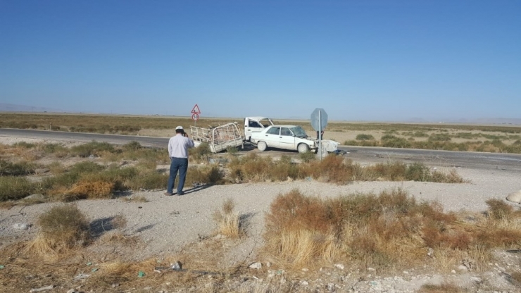 Otomobil İle Kamyonet Çarpıştı: 4 Yaralı