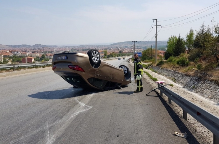 Rampadan İnen Otomobil Çekiciye Çarptı: 2 Yaralı